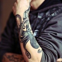 Tatuaje en el antebrazo,
pulpo gris volumétrico