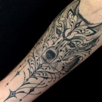 Tattoo mit Wolf und schwarzen grauen Muster am Unterarm