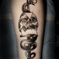 grigio nero cranio trafitto da pugnale e serpente tatuaggio