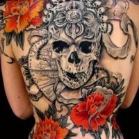 Tatuaje en la espalda, calavera de una reina, flores rojos