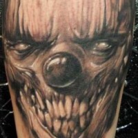 nero grigio pagliaccio spaventoso tatuaggio sulla gamba