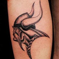 Tatuaje en la pierna,
cabeza de vikingo de perfil