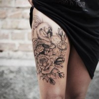 Tatuaje en el muslo,  cisne blanco y montón de flores