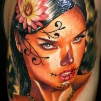 bella ragazza santa morte capelli neri con fiore rosa tatuaggio