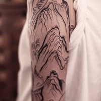 Schwarzes im abstrakten Stil Schulter Tattoo mit Bergen