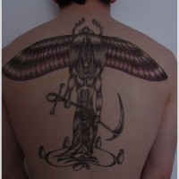 Schwarze Tinte Anubis und Skarabäus Tattoo am Rücken