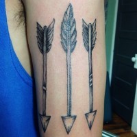 inchiostro nero tre frecce tatuaggio su braccio
