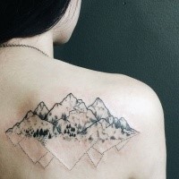 Schwarzes Rücken Tattoo von Bergen mit Linien