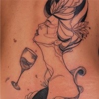 Schwarzes Rücken Tattoo mit der Frau mit Blume und Glas
