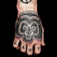 Tatuaje en la mano, cara de oso estilizada