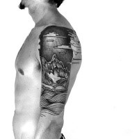 Schwarzes schön gemaltes Schulter Tattoo mit Bergen und Wellen
