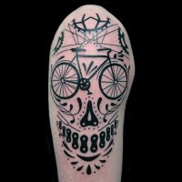 particolare inchiostro nero bicicletta con ornamento a forma di teschio tatuaggio a mezza manica