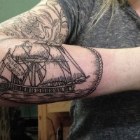 Tattoo von schwarzem Schiff in Tusche am Unterarm