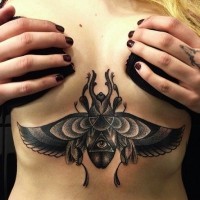Schwarze Tinte Käfer Tattoo am Bauch von Fran Fernandez