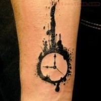Schwarzes Tattoo mit Uhr in Tusche am Unterarm