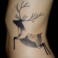 inchiostro nero cervo tatuaggio sulle costolette da Kris Ciezlik