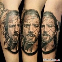 Klienteiligt tinteschwarzer Unterarm Tattoo des männlich Gesichtes mit Bartes