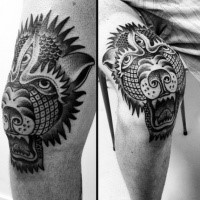 Schwarzes detailliertes Knie Tattoo mit Dämon Hundekopf