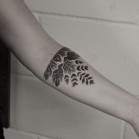 Tatuaggio dell'avambraccio stile dot inchiostro nero con una bella pianta