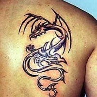 Tatuaje en la espalda, dragón, tinta negra