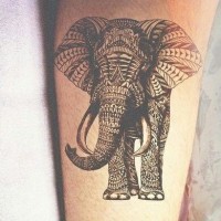 Schwarze Tinte Elefant Tattoo am Arm