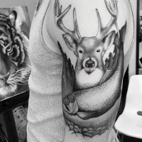 Schwarzes im Gravur Stil Schulter Tattoo von Hirsch mit Fisch