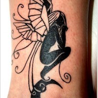 inchiostro nero fata con luna tatuaggio sulla gamba