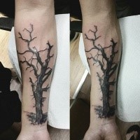 Schwarzes Unterarm Tattoo mit dem dunklen Baum