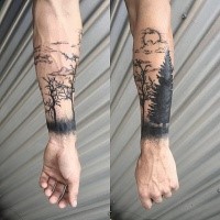 Schwarzes Unterarm Tattoo von Bäumen und Sonne