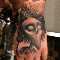 Schwarzes lustig aussehendes Hand Tattoo mit Porträt der cartoonischen Helden