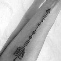 Schwarze Tinte geometrischer Pfeil Tattoo am Arm