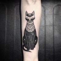 Tinta preta tinta bonita tatuagem de antebraço do gato do Egito com estrelas