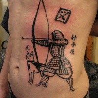 Interessant aussehend tinteschwarzer Seite Tattoo des Samuraibogenschützes mit Wolfes und Beschriftung