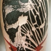 Black ink leg human skull shaped tattoo