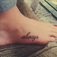 Tatuaje en el pie, palabra en inglés always