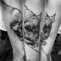 Estilo de línea de tinta negra linda mirada de Inez Janiak tatuaje de pequeño ratón