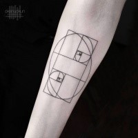 Tatuaggio per avambraccio in stile inchiostro nero a linee colorate di strana figura geometrica