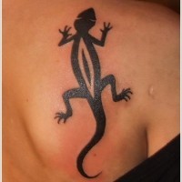 Tatuaje  de lagarto  en el hombro, tinta negra