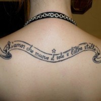 Tatuaje en la espalda, texto largo escrito en cinta