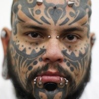 Schwarzes im Maori Stil detailliertes Gesichtstattoo