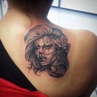 Schwarzes mexikanisches traditionelles Tattoo am oberen Rücken Porträt der Frau