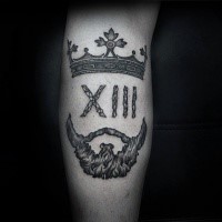 Black ink nice combined bear with crown and number tattoo on leg muscle