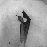 Tinta negra con un bonito tatuaje en la parte superior de la espalda de la silueta de la mujer fumadora