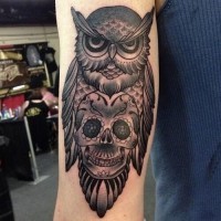 Tatuaggio bianco nero sul braccio il gufo sul teschio
