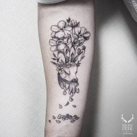 Tinta preta pintada por Zihwa antebraço tatuagem de cabeça de veado e flores
