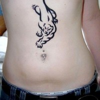 Schwarze Tinte Panther Tattoo am Bauch