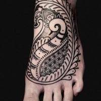 Tatuaje  de patrones de color negro en el pie