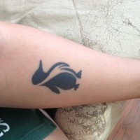 inchiostro nero pinguino tatuaggio su polso di ragazza