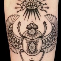 Tatuaje en la pierna, escarabajo con símbolod de sol y ojo