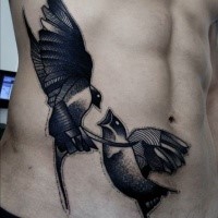 Schwarzes Seite Tattoo mit fliegenden Vögeln